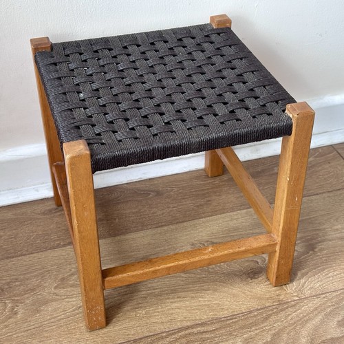 Sgabello quadrato vintage in legno tessuto nero - 11" H | 11" W - rattan