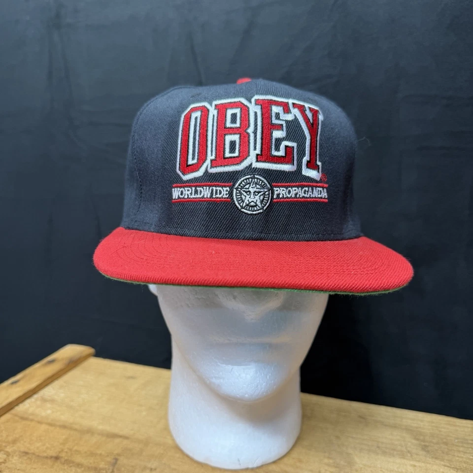 Chapéu Snapback Logotipo Bordado Propaganda Mundial Obey Preto Vermelho Boné Streetwear - Imagem 2 de 4