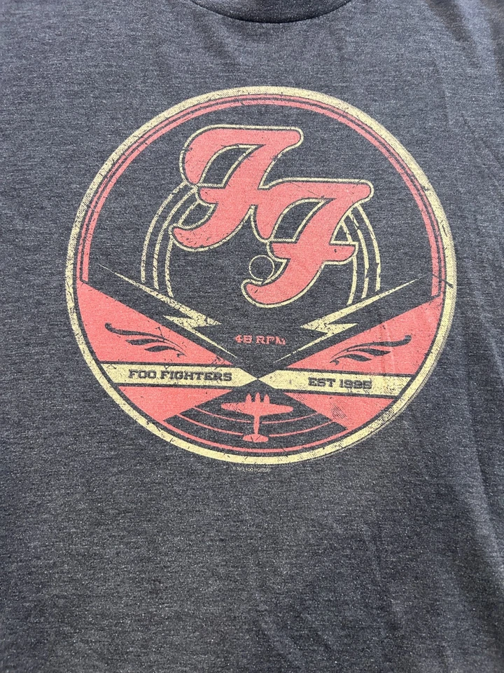 Camiseta Foo Fighters 2013 FF 45 RPM Record Logo Adulto Talla M Gris Por FEA Merch Foto 2 de 4