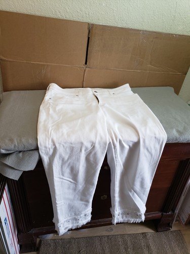 Chicos Jeans Womens US Size 2 White So Slimming Girlfriend Slim Leg Crop, VGC - Picture 2 of 10