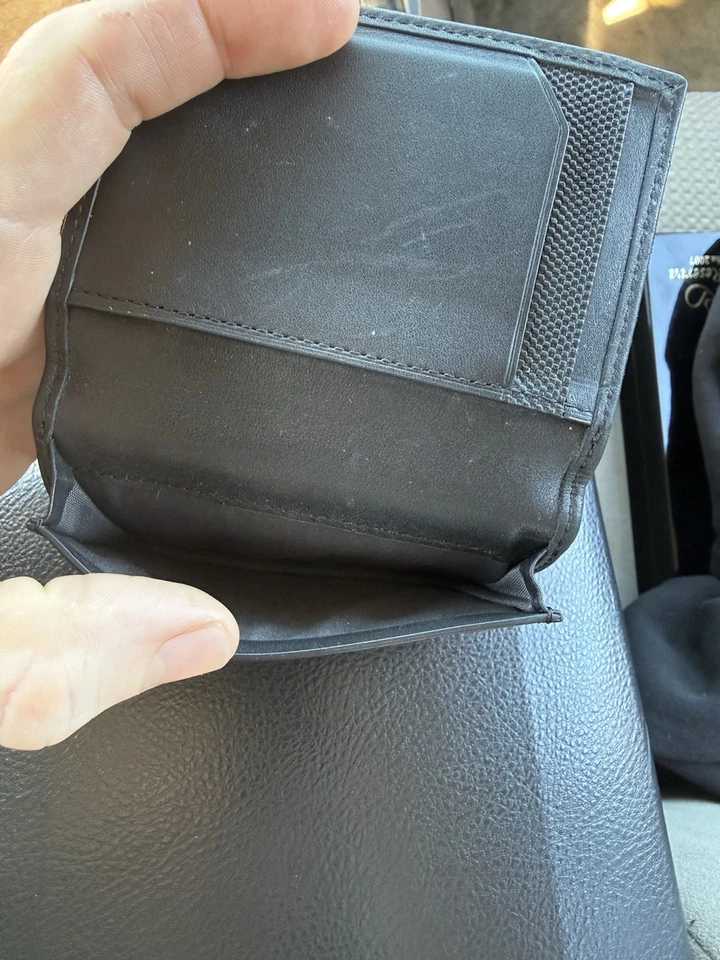 Cartera plegable en L Tumi para hombre Foto 3 de 4