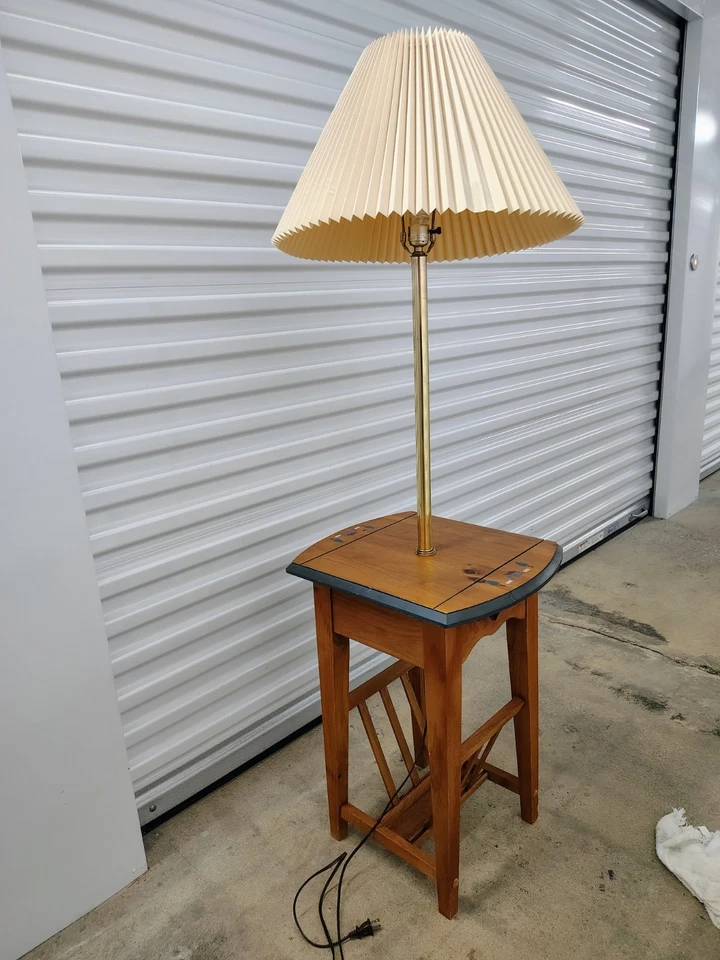 Revista de mesa vintage Cottagecore Country tamaño madera con lámpara adjunta Foto 2 de 4