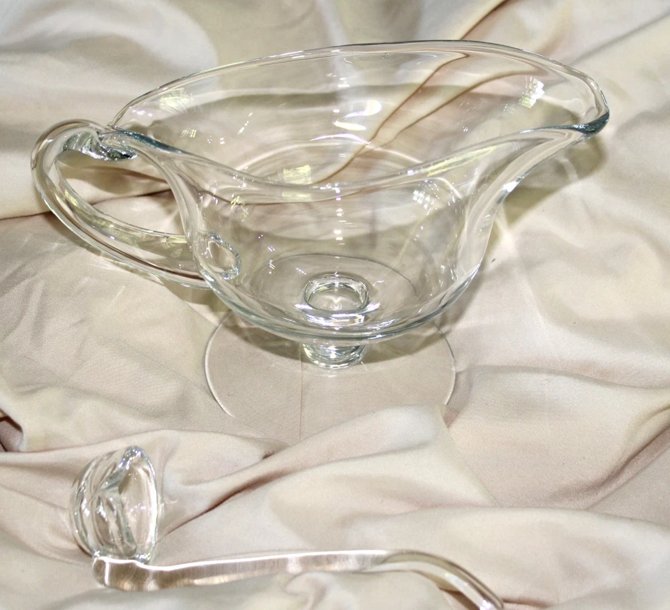 Barco de salsa Luigi Bormioli Michaelangelo Italia con patas sopladas de vidrio con cucharón Foto 2 de 3