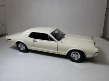 Sun Star 1967 Mercury Cougar XR7 White 1:18 Diecast (READ)