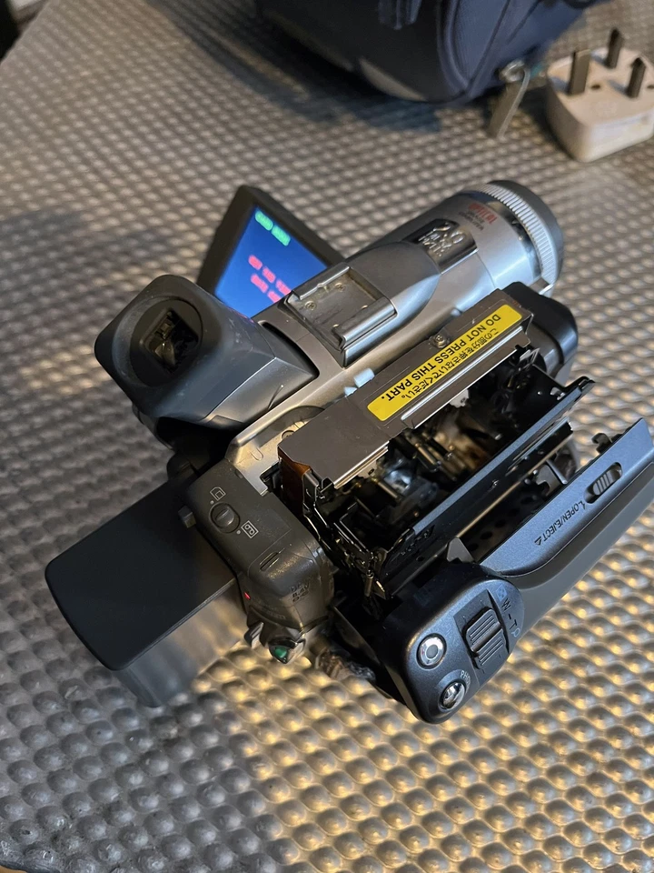 Canon Mvx45i miniDV PAL Camera + Extras - Image 4 of 4