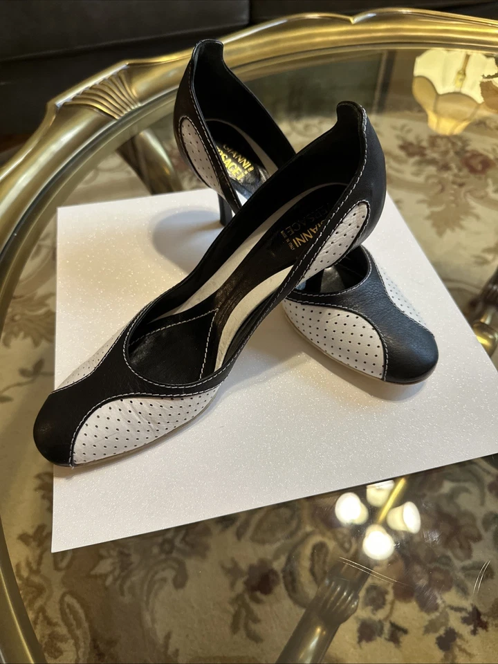 Zapatos de tacón Versace Signature Script blancos/negros talla 39 EU/9 US  Foto 2 de 4
