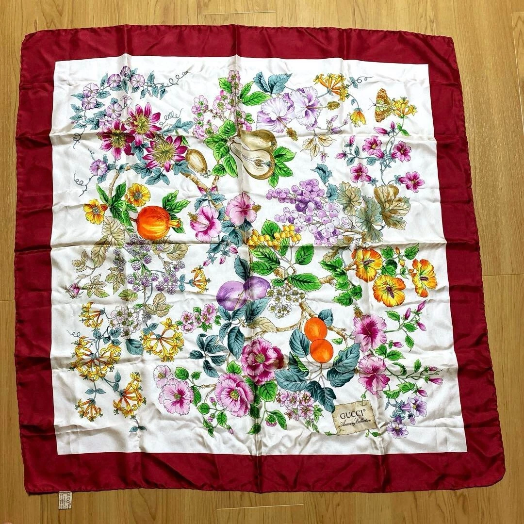 Foulard en soie motif fleurs fruits GUCCI environ 85 x 85 cm authentique femme