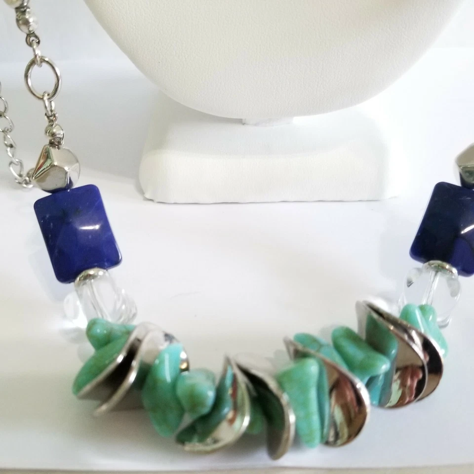 COLLAR CHICO'S CONTEMPORÁNEO ESTILO PIEDRAS PRECIOSAS SINTÉTICAS TONO AZUL Y PLATA Foto 2 de 4