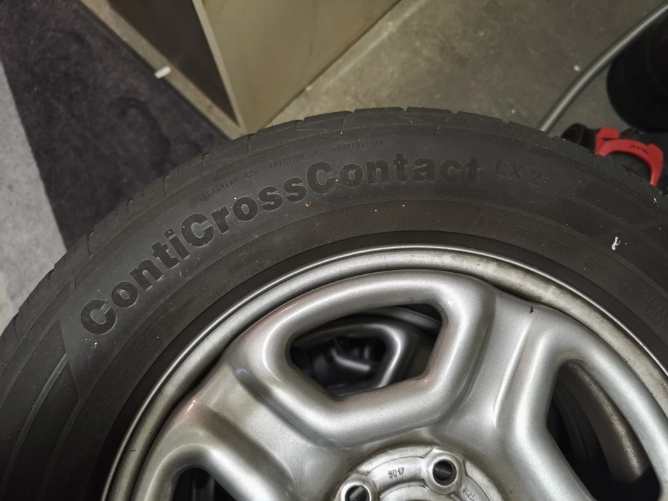 DACIA Duster Sommerräder 215/65 R16 auf Stahlfelgen 6,5Jx16 DOT 2017 5,8-7,8mm - Bild 2 von 2