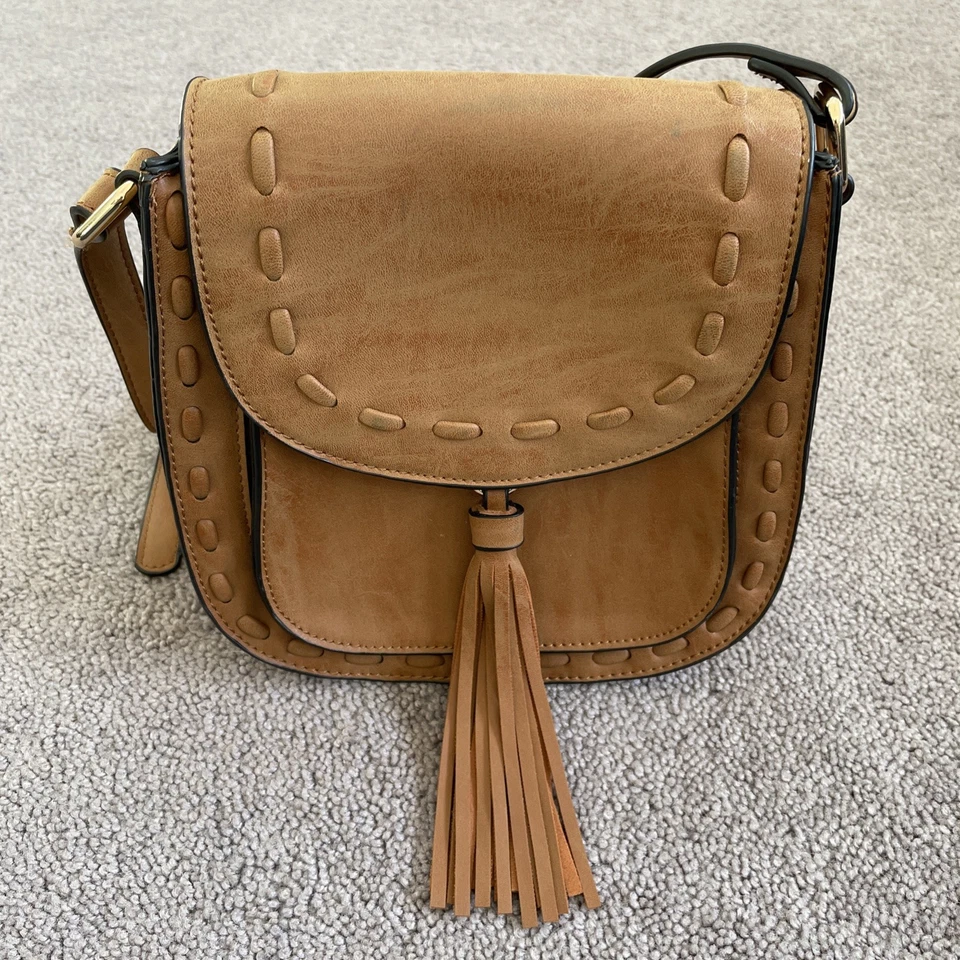 BOLSO BANDOLERA CON BORLA BASS & CO. Foto 2 de 4