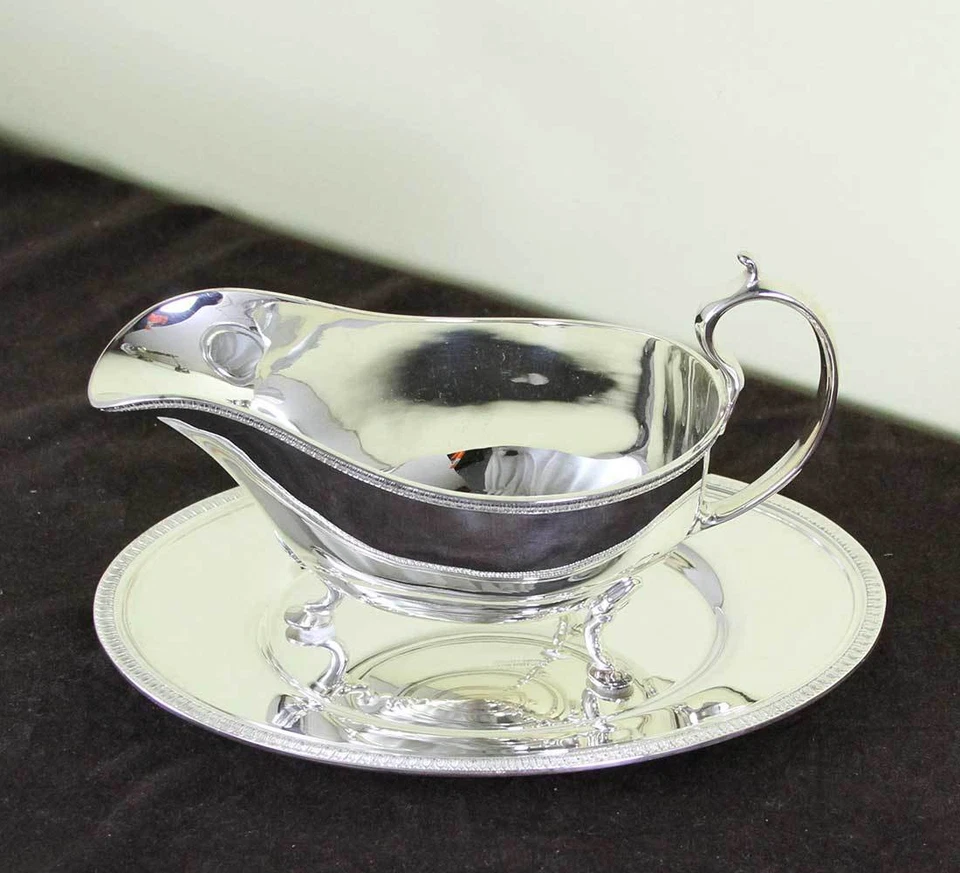 Barco y platillo de salsa/gravy plateados con borde aplicado de hojas de acanto Foto 2 de 4