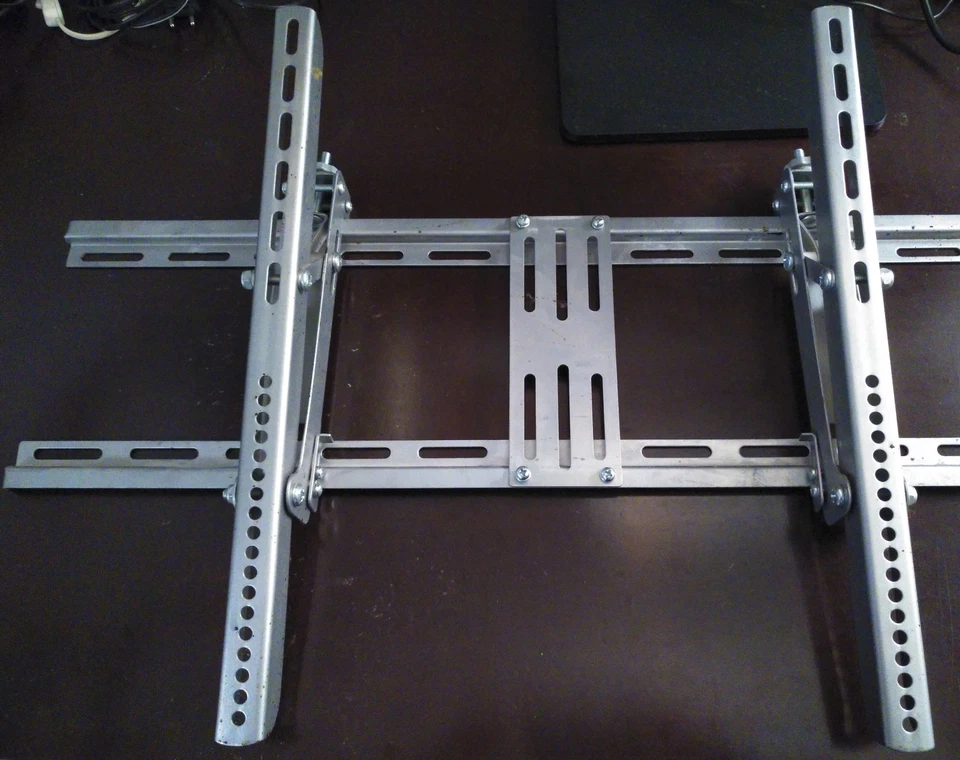 massive Wandhalterung für schwere Monitore / Displays / TV Aufhängung