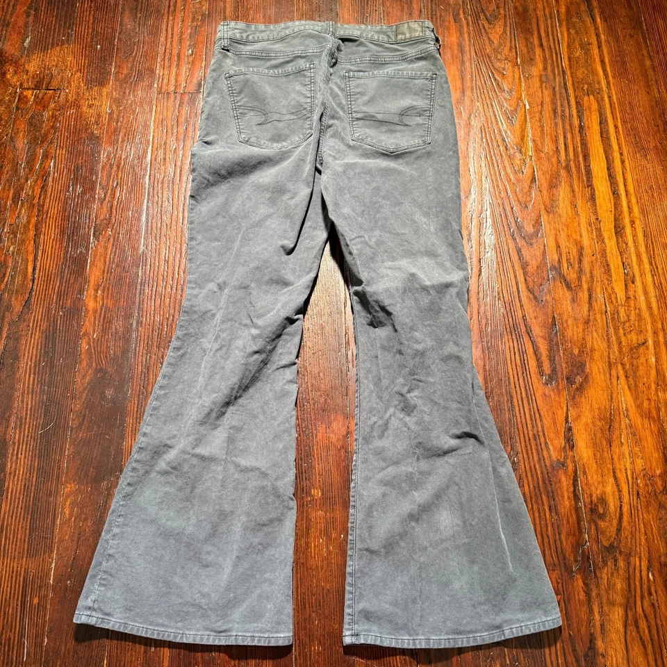 Pantalones American Eagle para mujer 12 gris pana tiro súper alto acampanado botón mosca Foto 3 de 4