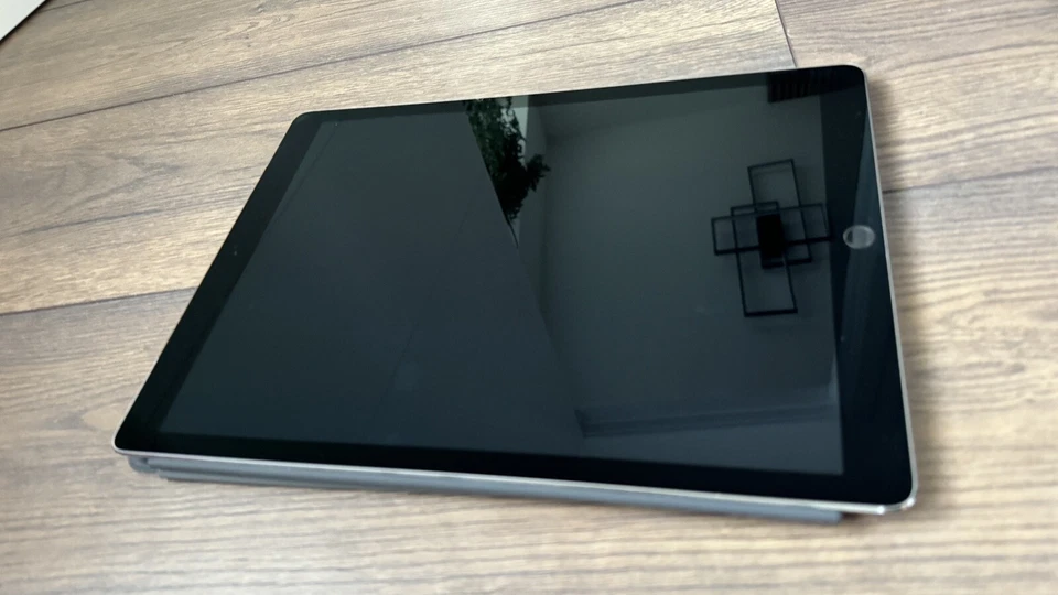 Apple iPad Pro 1st Gen, 12.9in Model A1652  128GB Wi-Fi + Cellular With Keyboard - Image 2 of 4