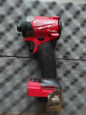 Milwaukee 2953-20 M18 FUEL 18V Akku-Schlagschrauber 1/4'' Sechskant (nur Werkzeug)