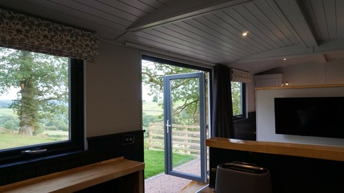 Late Deal - Luxury Shepherd's Hut, Lodge with private covered hot tub, mid-Wales - Picture 14 of 16