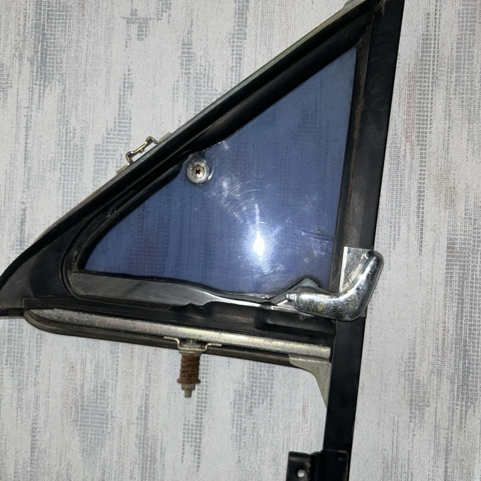 Isuzu 1988-1993 camioneta OEM vidrio de ventilación lateral del pasajero y soporte 88 89 90 91 92 93 Foto 4 de 4