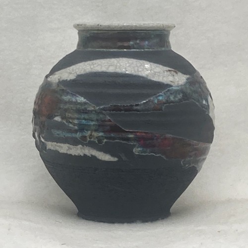 Jarrón RAKU acabado iridiscente y mate negro/gris 5,5" de alto firmado por artista - Imagen 2 de 4