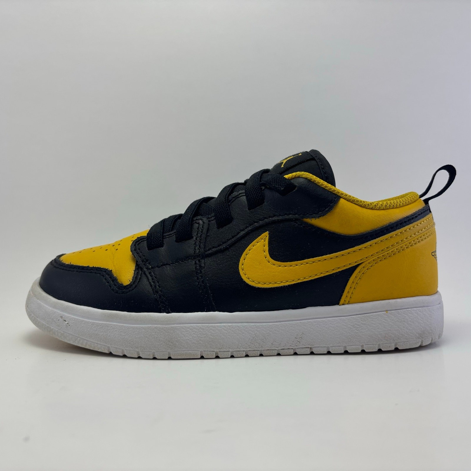 NIKE AIR JORDAN 1 Low ALT Black & Yellow Basketball Youth Shoes Size 1.5Y thumbnail 3
