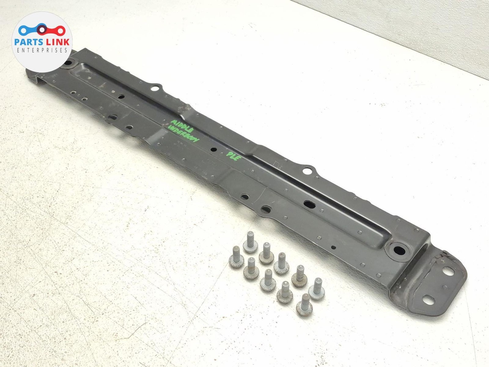 2016-20 BENTLEY BENTAYGA REAR CROSSMEMBER UNDERBODY BRACE MOUNT BRACKET PLATE