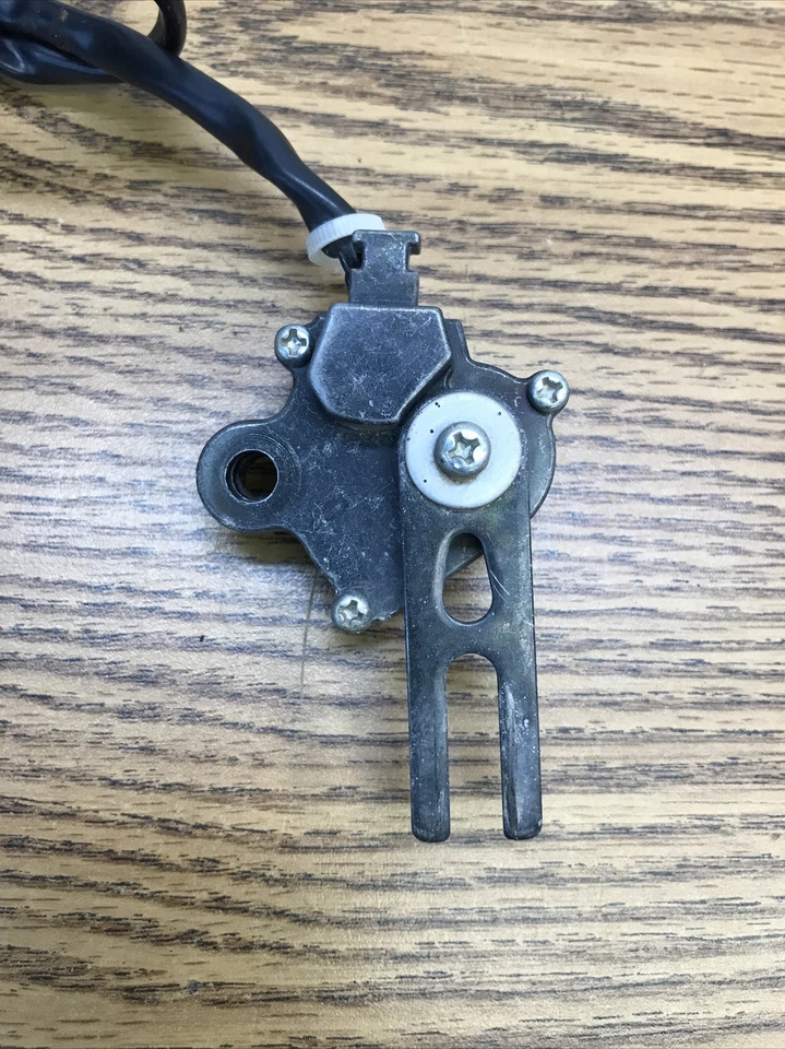 KAWASAKI NINJA 250R EX250 2008-2010, PIEZA INTERRUPTOR SOPORTE LATERAL # 27010-1455 Foto 4 de 4