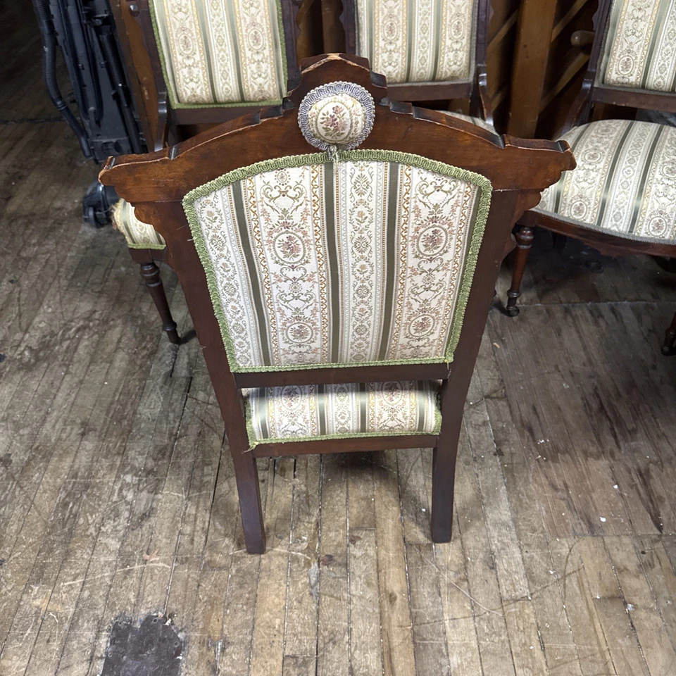 Juego de 4 sillas antiguas de comedor de madera tallada estilo Eastlake floral Foto 4 de 4
