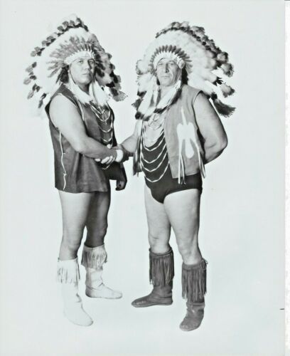 VINTAGE 1970'S-80'S WWF CHIEF JAY & JULES STRONGBOW 8X10 PHOTOGRAPH B&W - Afbeelding 1 van 1
