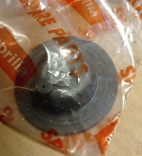 Aprilia Guarnizione tappo benzina Pegaso 50/MX 50-125/RX 50-125 Cod.8120683 - Imagen 2 de 2
