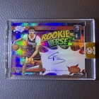 Topps Three 2025-26 | Cooper Flagg - Mavericks | Rookie-Verse Auto /49 #RV-CF