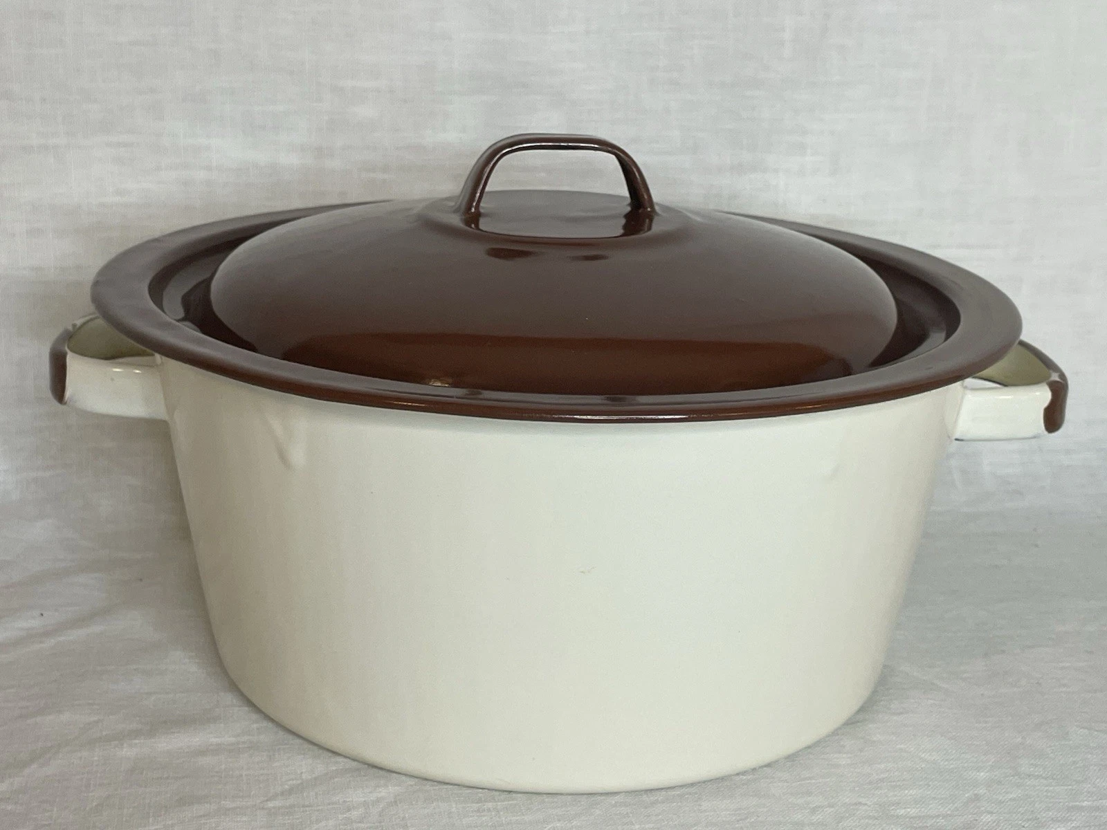 VTG Farmhouse 9" Round Enamelware Covered Dish Dutch Oven Cream / Brown, Used