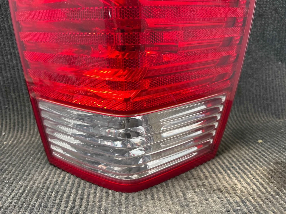 Fits 2007-2009 Chrysler Aspen Right Tail Light OEM:68001316AA Foto 2 de 4