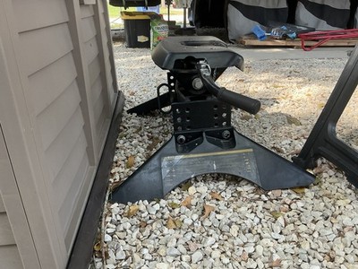 CURT Q25K Fifth Wheel Hitch   25,000 lb Heavy-Duty Towing Capacity