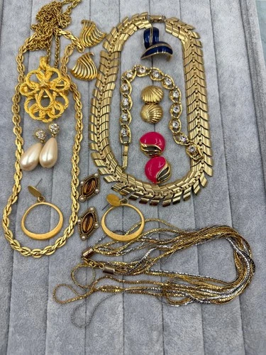 Lot Of Vintage Gold Tone Jewelry Necklace Bracelet  Estate Lot
