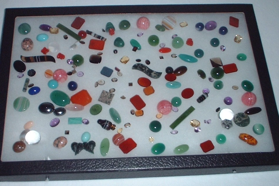 SCHAUKASTEN MIT VIELEN VERSCHIEDENEN HALBEDELSTEINEN  CA.150 STÜCK #5419 - Bild 2 von 4