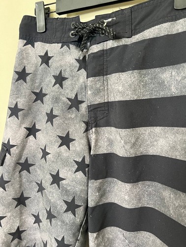 Ocean Current Men’s Small Grey Black Americana Board Shorts - Picture 2 of 8