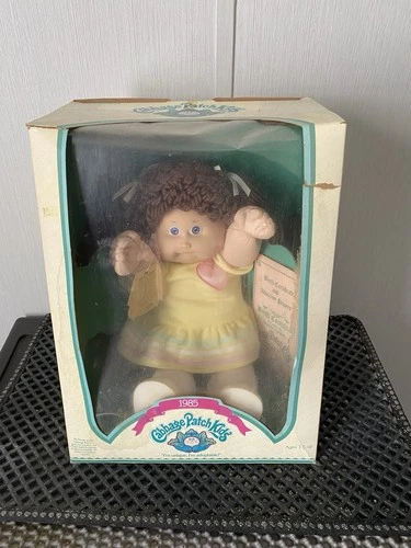 Cabbage Patch Kids 1985 Girl Doll Light Complexion Blue Eyes Curly Hair Box