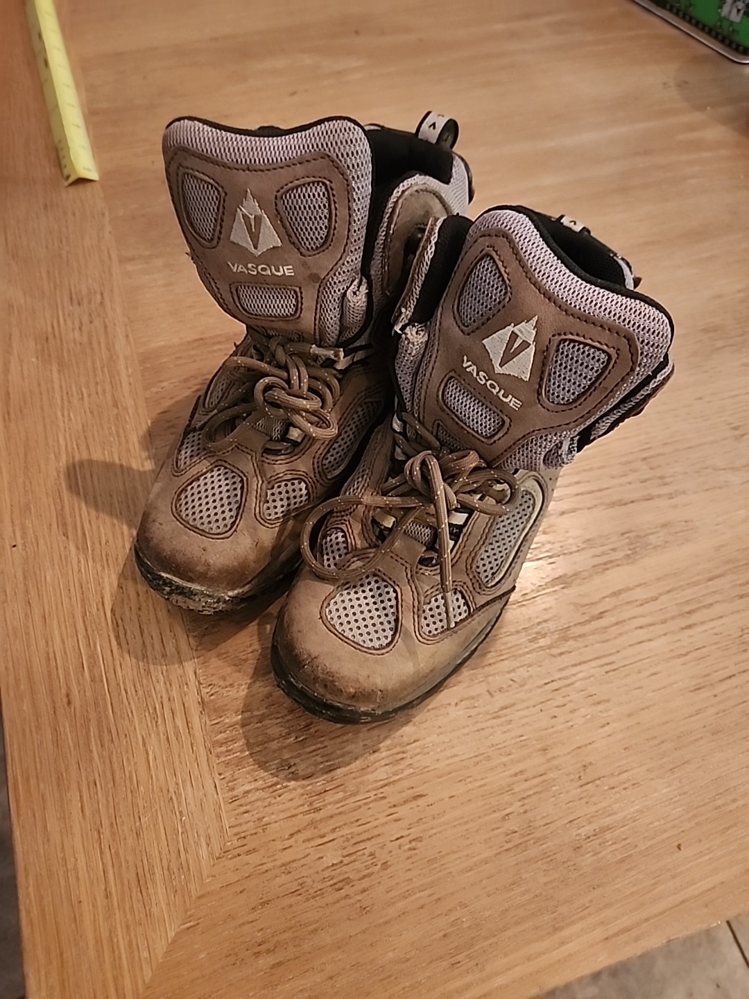 Vasquez Hiking Boots Gore Tex Upper Vibram Sole.   Size 8m-image