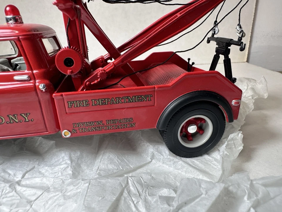 First Gear 1958 FDNY GMC Tow Truck Fire Dept. 1/34 Diecast #19-2408 NEW NIB - Image 3 of 4
