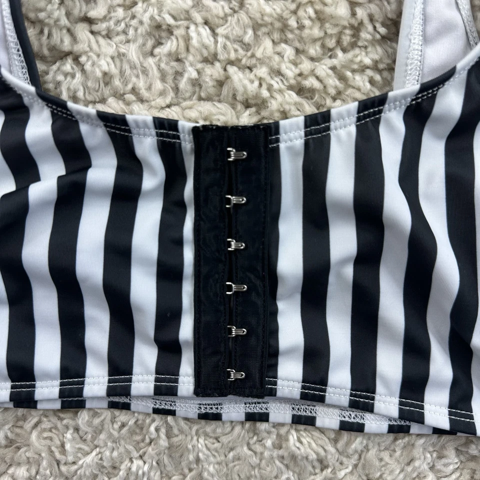 Traje de baño bikini a rayas pequeño talla 6 de ASOS negro blanco gótico sin almohadillas Foto 2 de 4