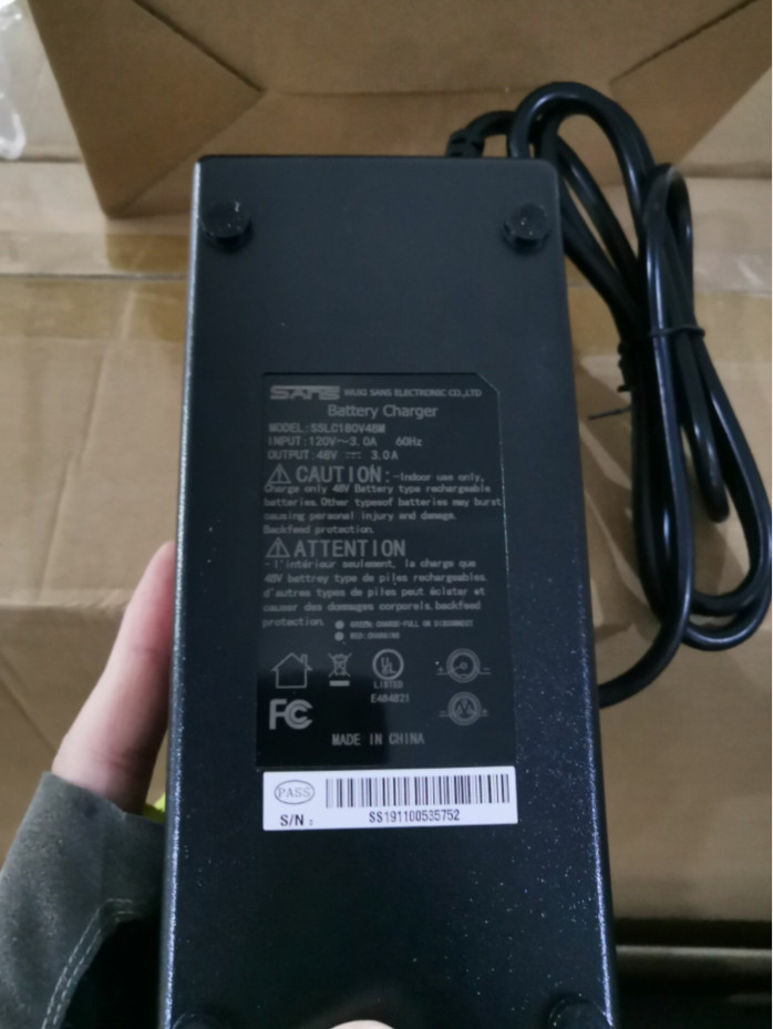 Cargador 3A original para scooter eléctrico E-TWOW GT