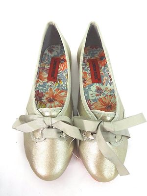 NIB LONDON REBEL ''NAOMI'' WOMENS SILVER FLATS SIZE 6 M NEW