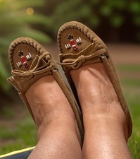 Minnetonka Thunderbird Tan Suede Leather Moccasins Beaded Fringe 607T Women s 9