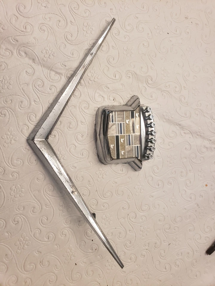 Cadillac Deville 1966 a 66 bloqueo de maletero cubierta de aleta emblema y emblema en V ornamento Foto 2 de 4