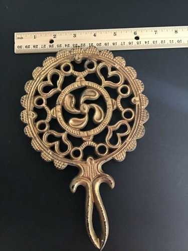 Vintage Trivet Cast Iron Sad Iron Stand Ironing Round Tulip Fan Hearts Handle VG - 第 4/12 張圖片