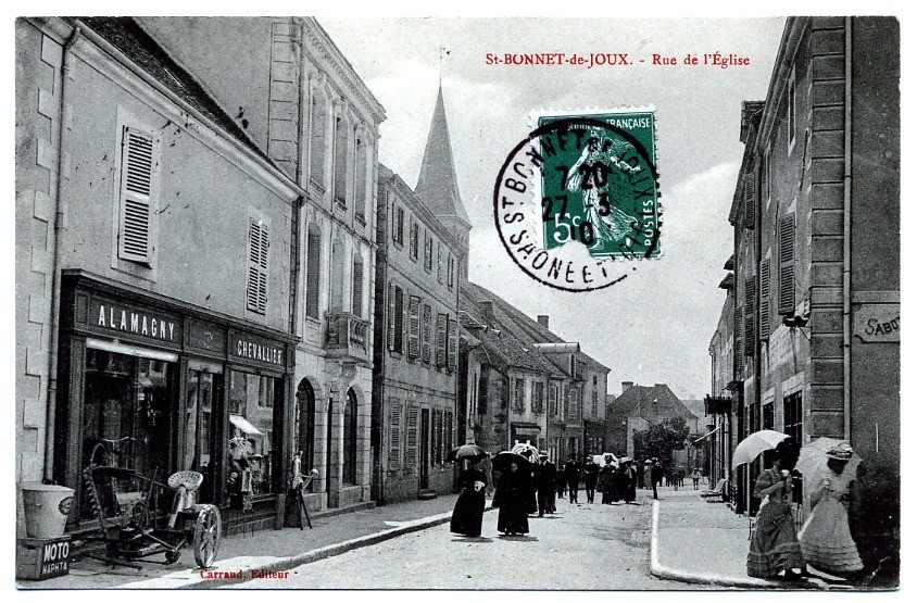 CPA ST BONNET DE JOUX, ROUTE de Chalon avec arbre central et bâtiments