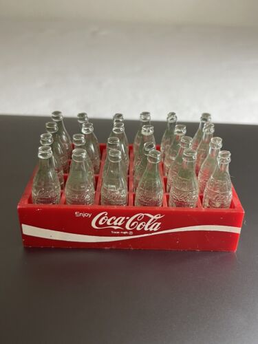 24 mini bouteilles de coke vintage en caisse rouge - Photo 1/2