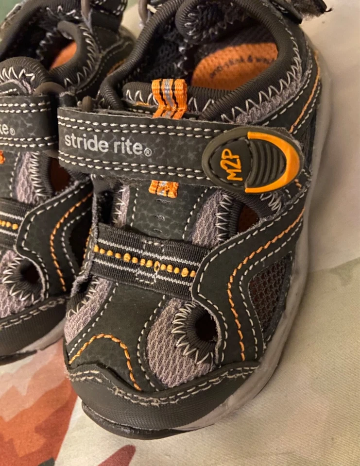 Sandalias de cuero Stride Rite Made 2 Play M2P Soni bebé/niño pequeño talla 5M Foto 2 de 4