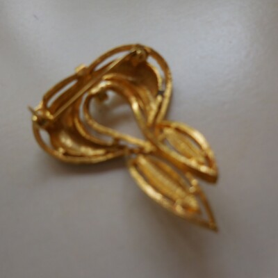 Broche Plaquée Or Vintage – Motifs Ondulants – Bijou Ancien De Qualité