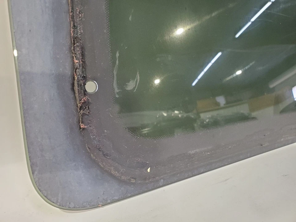 Vidrio trasero derecho usado se adapta a: furgoneta Ford E350 2012 estacionaria 4 orificios privacidad tinte R Foto 2 de 4