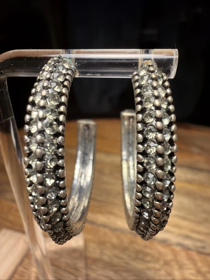 Pendientes de aro pavé de diamantes de imitación de metal antiguo tono plata Foto 2 de 4